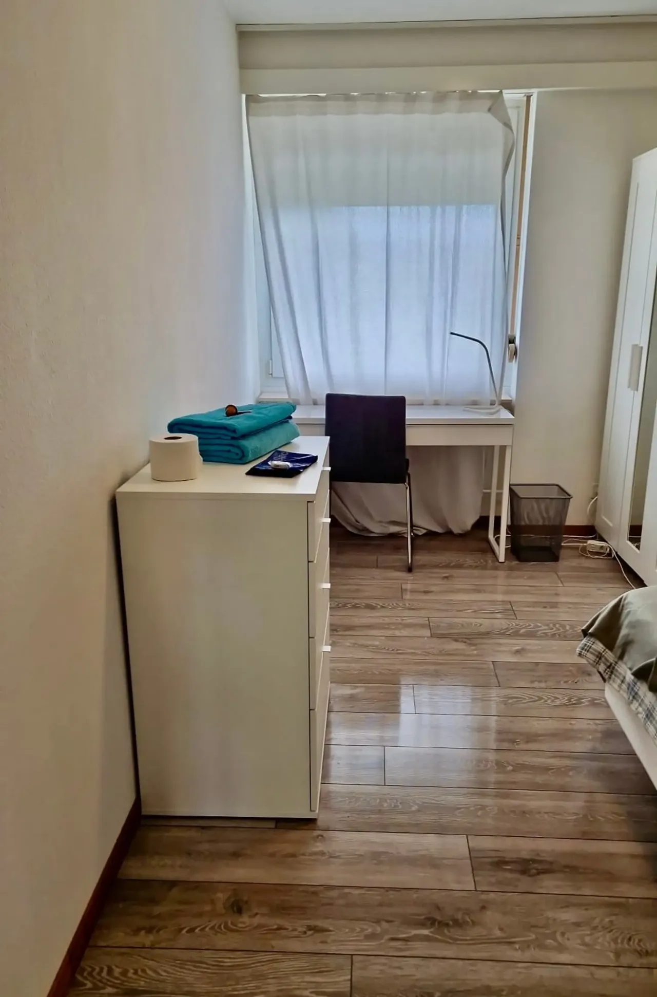 Cameră single liniștită într-un apartament de business partajat, cu terasă mare și priveliște – thumbnail 2
