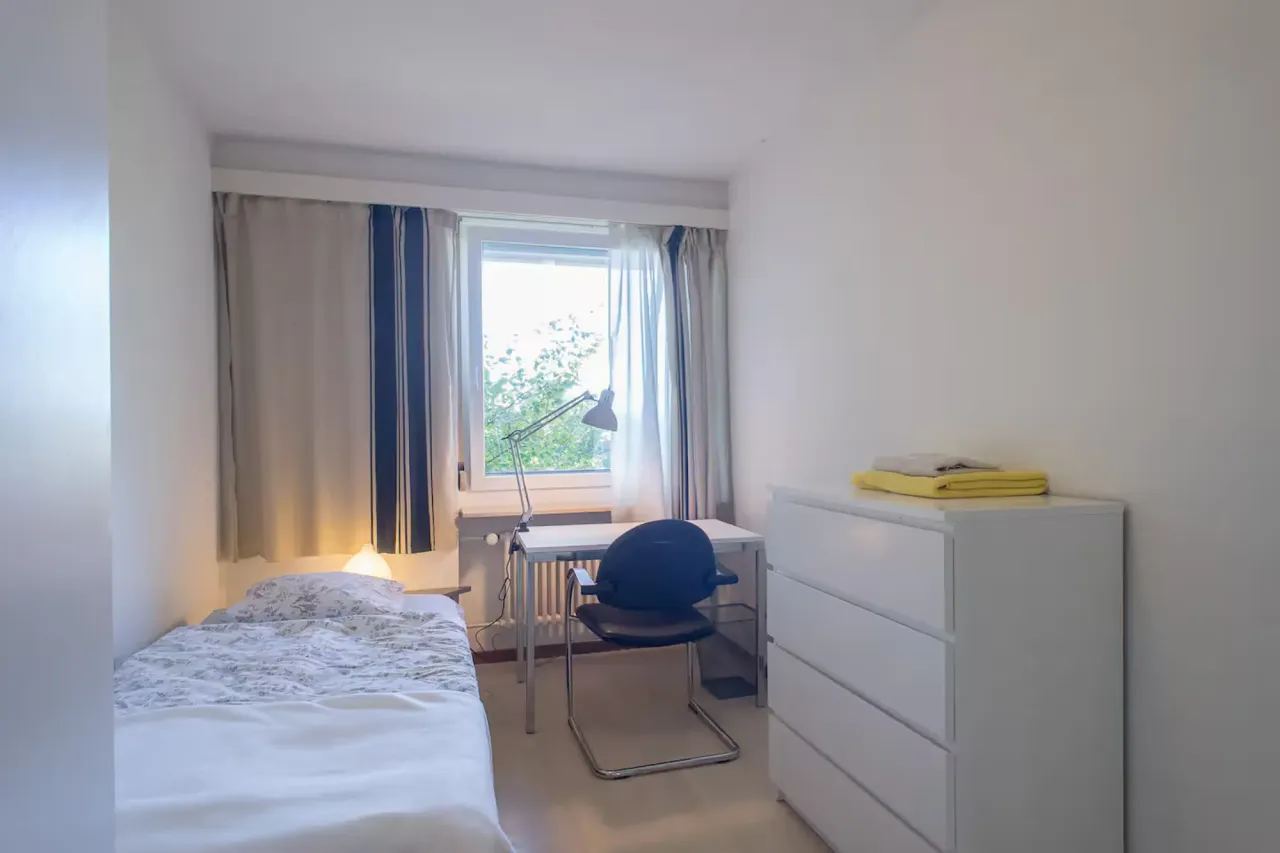 Cameră single liniștită într-un apartament de business partajat, cu terasă mare și priveliște – thumbnail 3