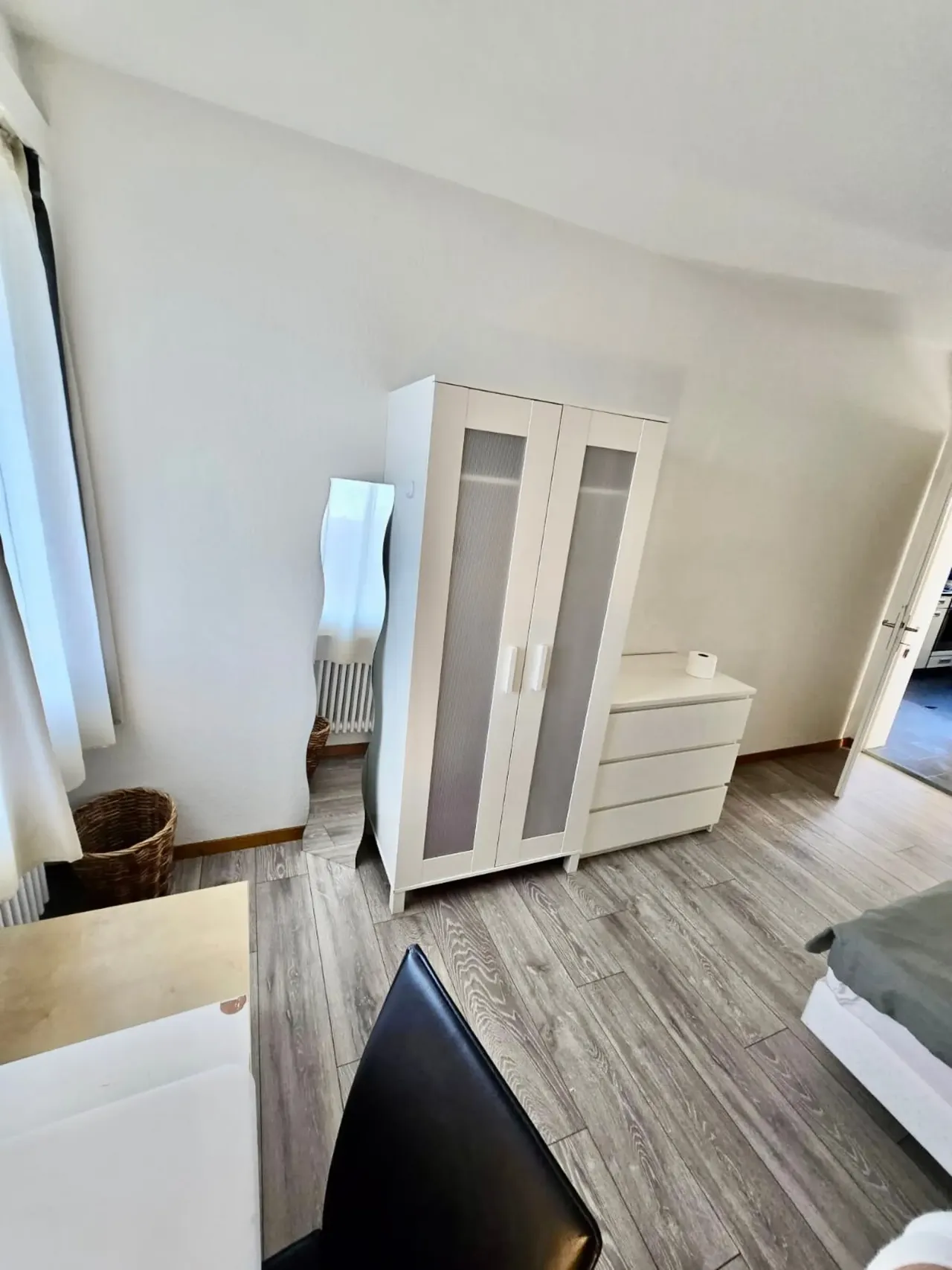 Cameră single liniștită într-un apartament de business partajat, cu terasă mare și priveliște – thumbnail 4