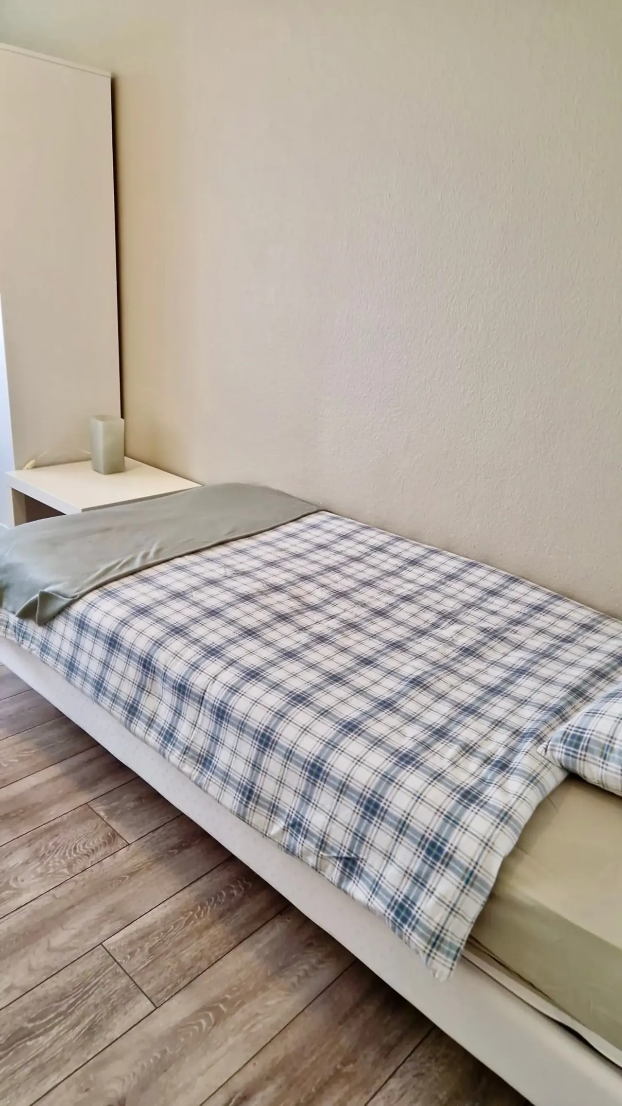 Cameră single liniștită într-un apartament de business partajat, cu terasă mare și priveliște – thumbnail 7