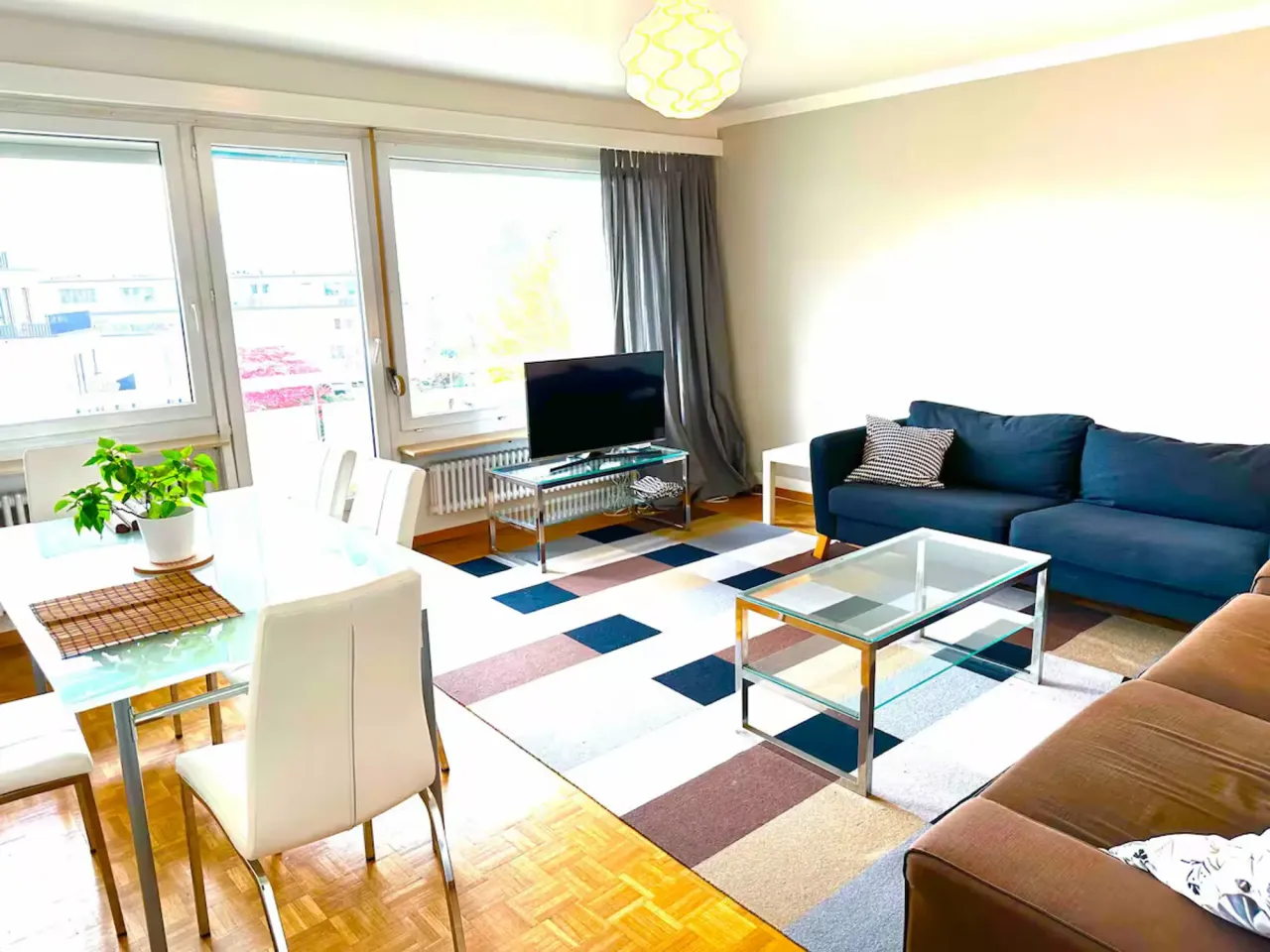 Cameră single liniștită într-un apartament de business partajat, cu terasă mare și priveliște – thumbnail 8
