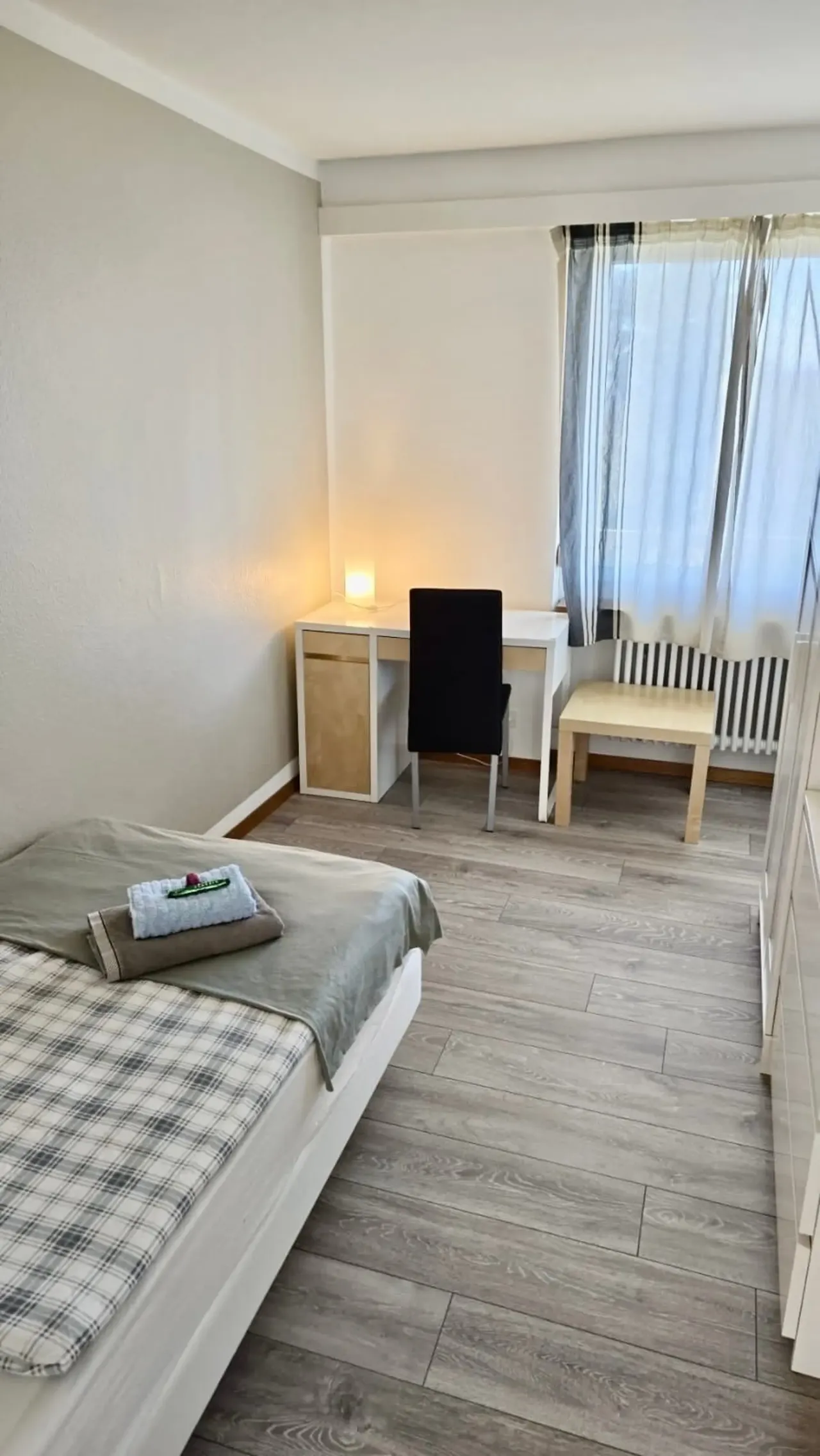 Cameră single liniștită într-un apartament de business partajat, cu terasă mare și priveliște – thumbnail 9