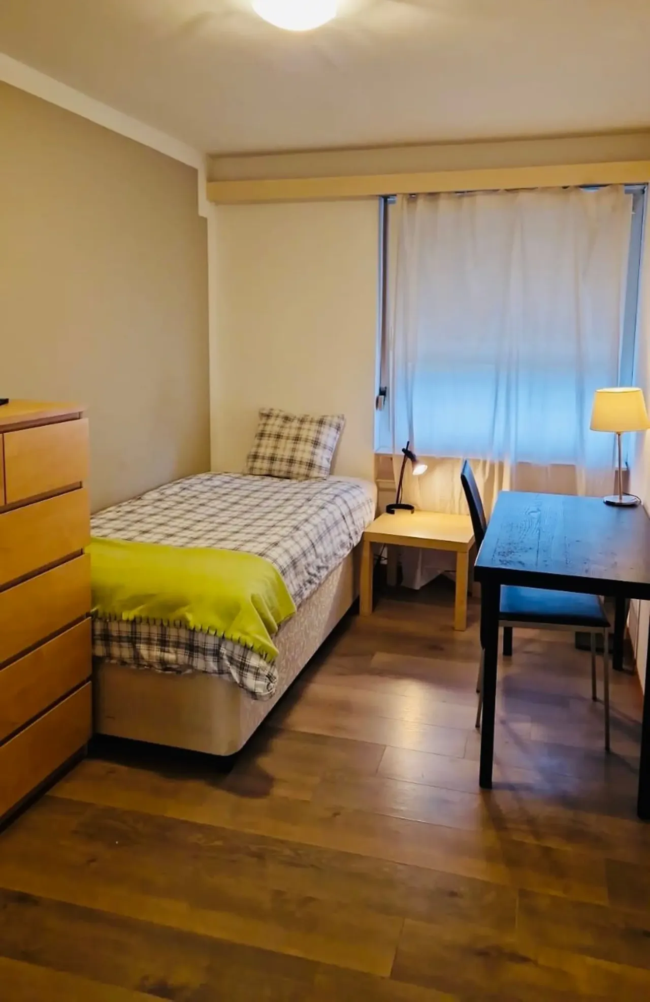 Cameră single liniștită într-un apartament de business partajat, cu terasă mare și priveliște – thumbnail 11