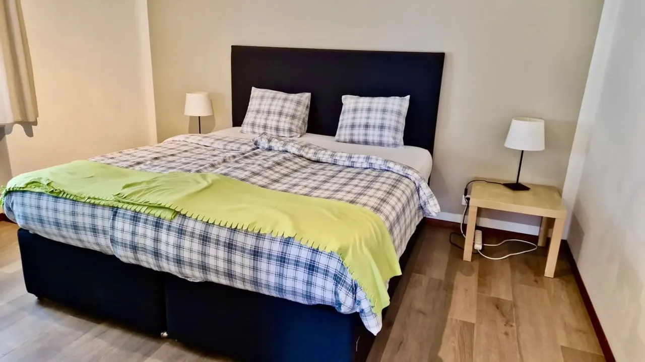 Cameră dublă frumoasă într-un apartament de business partajat, cu terasă sau grădină – thumbnail 4