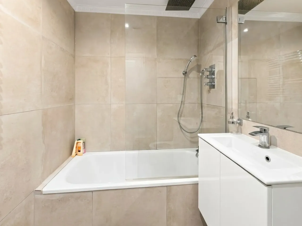 Apartament fermecător de 3 camere, mobilat și cu terasă – Rue Liotard – thumbnail 11