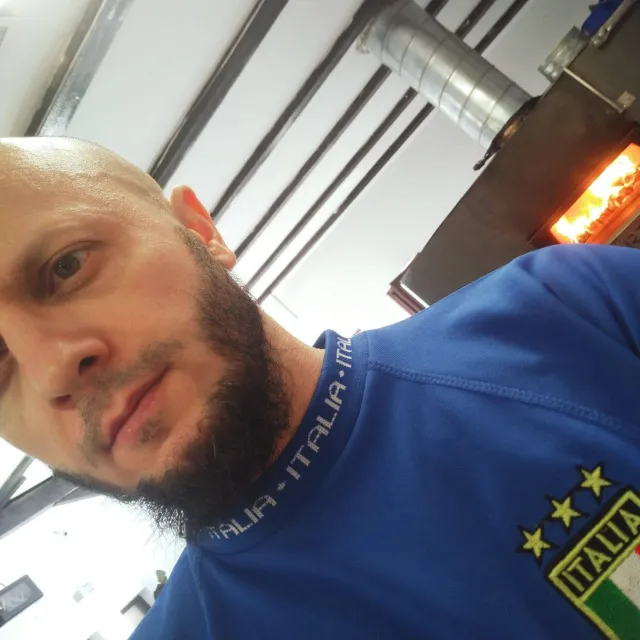 Looking for a job as a Pizzaiolo in Switzerland (with accommodation preferably)