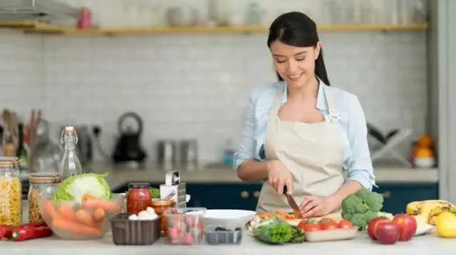 Cold kitchen preparer - starters, salads, desserts.