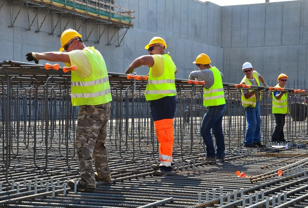 Lacatusi, sudori, montatori panouri sandwich, muncitori in constructi – photo 1