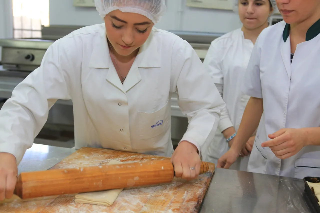 Cofetar si patiser cu experienta in preparare si finisare – photo 1